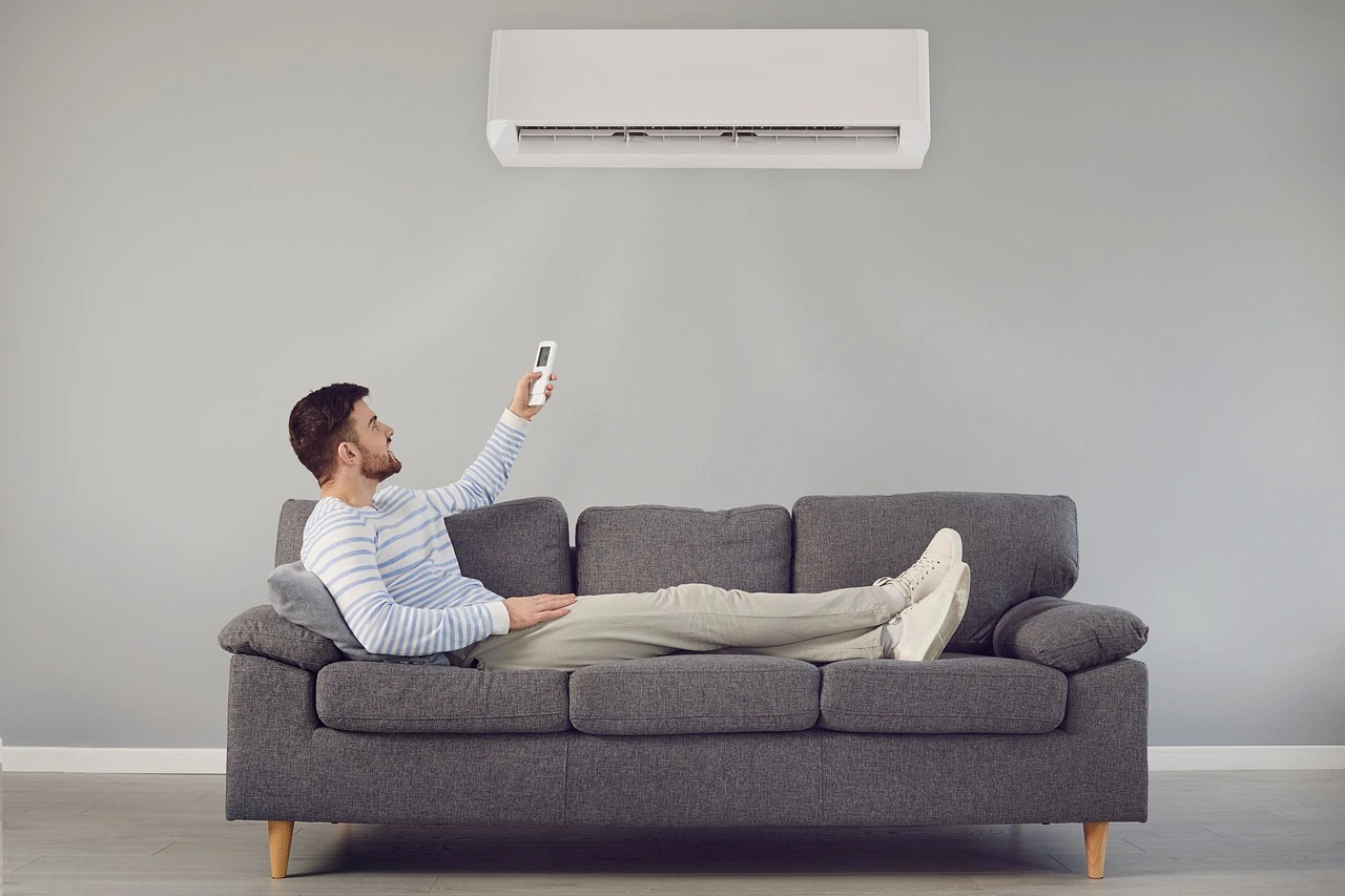 Definisi AC Inverter Serta Pilihan AC yang Sejuk dan Hemat Listrik 4 Pria Meghidupkan AC