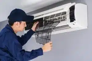 Pahami Apa Itu Air Conditioner, Fungsi, hingga Keuntungannya 4 Teknisi membersihkan filter AC