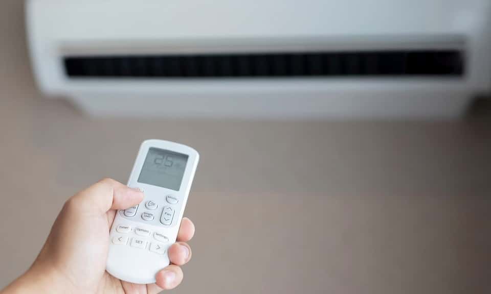 Remote control sebagai salah satu komponen modul AC