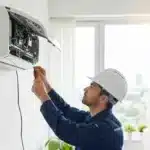 Kode Error AC Changhong: Arti, Penyebab, dan Solusi Awal untuk Setiap Kode Teknisi memperbaiki AC