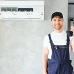 Kode Error AC Midea dan Artinya yang Wajib Diketahui Pengguna Teknisi perbaiki AC