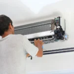 Kode Error AC Akari dan Solusi Awal yang Bisa Dilakukan Sebelum Panggil Teknisi Teknisi membongkar AC