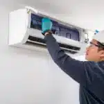 AC Sudah Terpasang, Tapi Operasional Tetap Tidak Optimal? Bisa Jadi Ini Penyebabnya Pembersihan filter AC